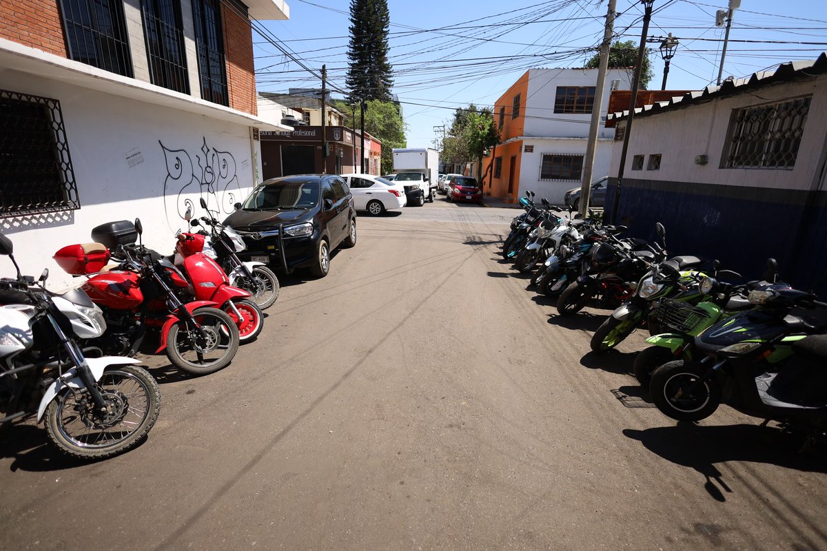SIC_GobOax's tweet photo. ¡La calle Carteros ha sido completamente renovada! 🚜
Por años, esta vialidad fue símbolo del abandono, pero hoy es reflejo de un gobierno que cumple.
Gracias al programa #TacheAlBache, hoy luce limpia, segura y transitable.
#Carteros #RenovaciónVial #PrimaveraOaxaqueña https://t.co/cC3yeRpgcl