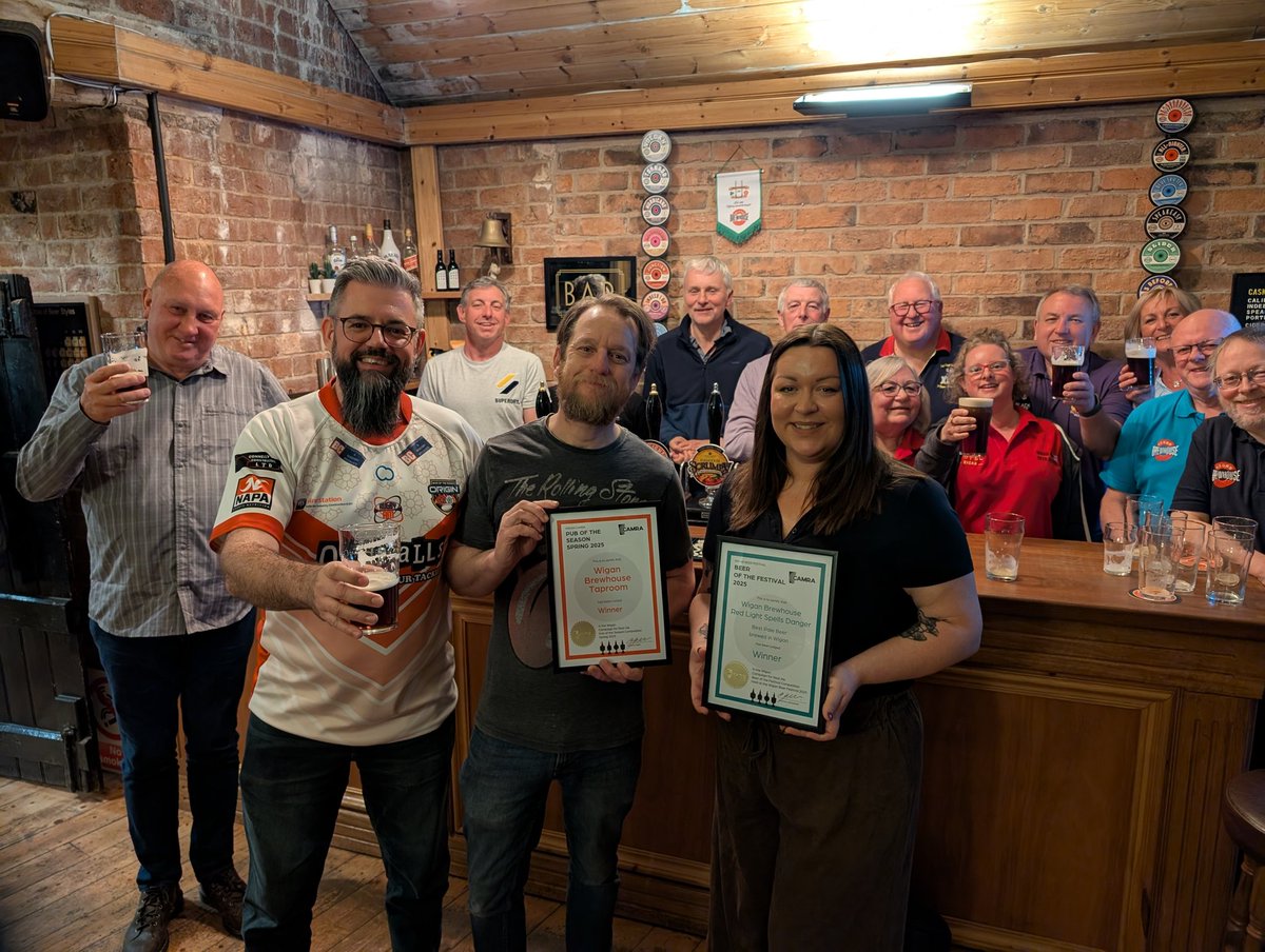 Last night after our wash up meeting, we presented our Brewed in Wigan Pale Beer of the Festival award to Becca and Jonny of Wigan Brewhouse for their beer Red Light Spells Danger, and it was on fine form at their brewery tap. Well worth visiting 😍
