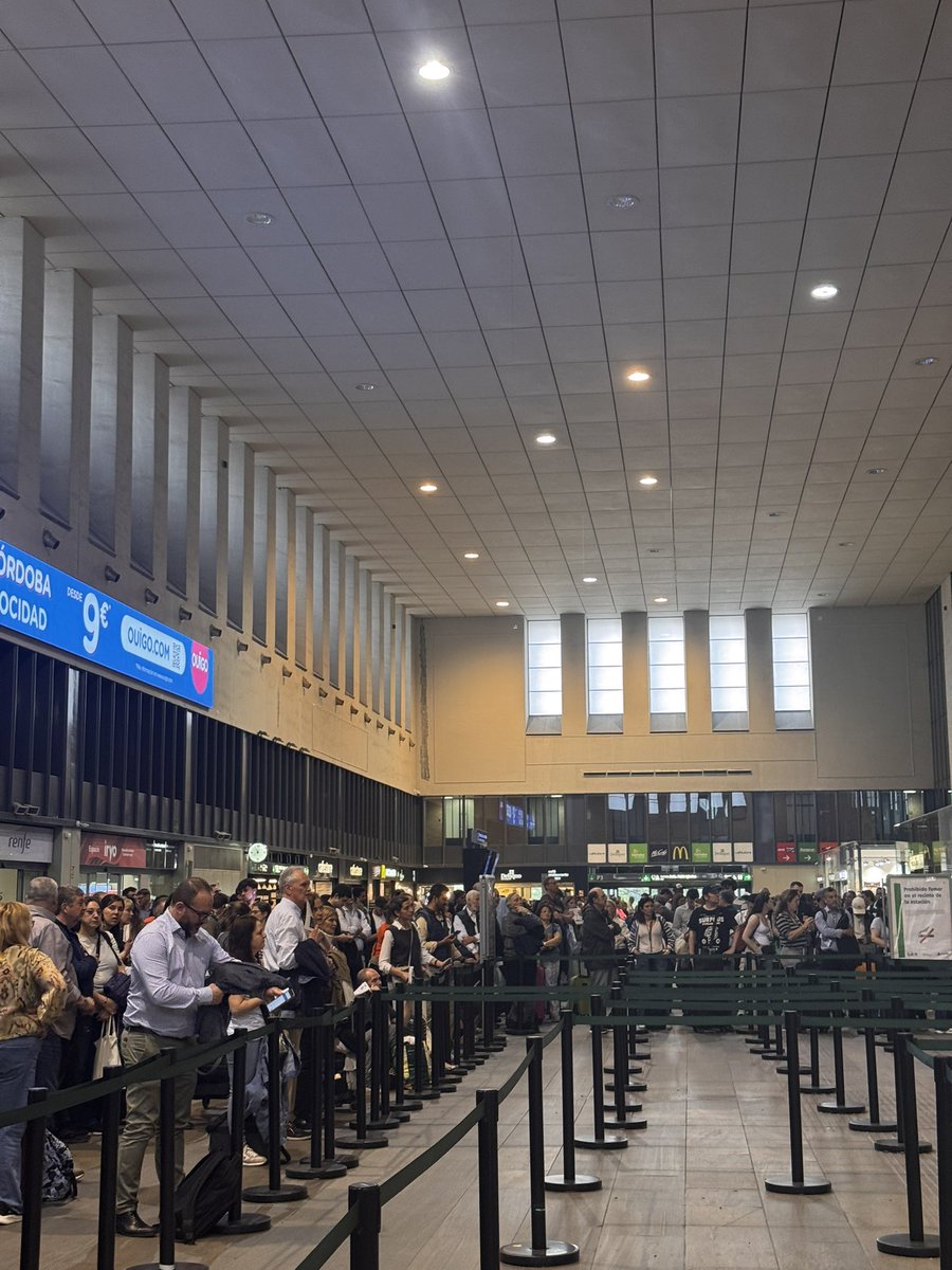 JorchMartinez's tweet photo. Estación de Sevilla Santa Justa ahora mismo, llena de pasajeros con varios trenes retrasados y sin ninguna información al respecto. Sabemos algo @Inforenfe ? https://t.co/AaIZvAPigD