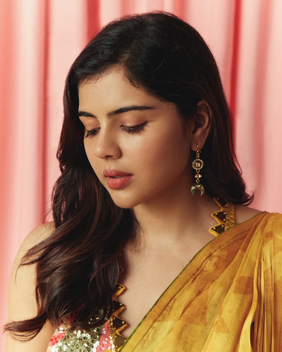 NKrrishnraj's tweet photo. This is the reason why I love you a lot along with your loved ones and will continue to do so for the rest of my life. Your beauty, style, personality, sweetness and charming look make me crazy about you superstar @kalyanipriyan garu. sending love 💛
#KalyaniPriyadarshan #Kalyani https://t.co/DaY3GeAzYD