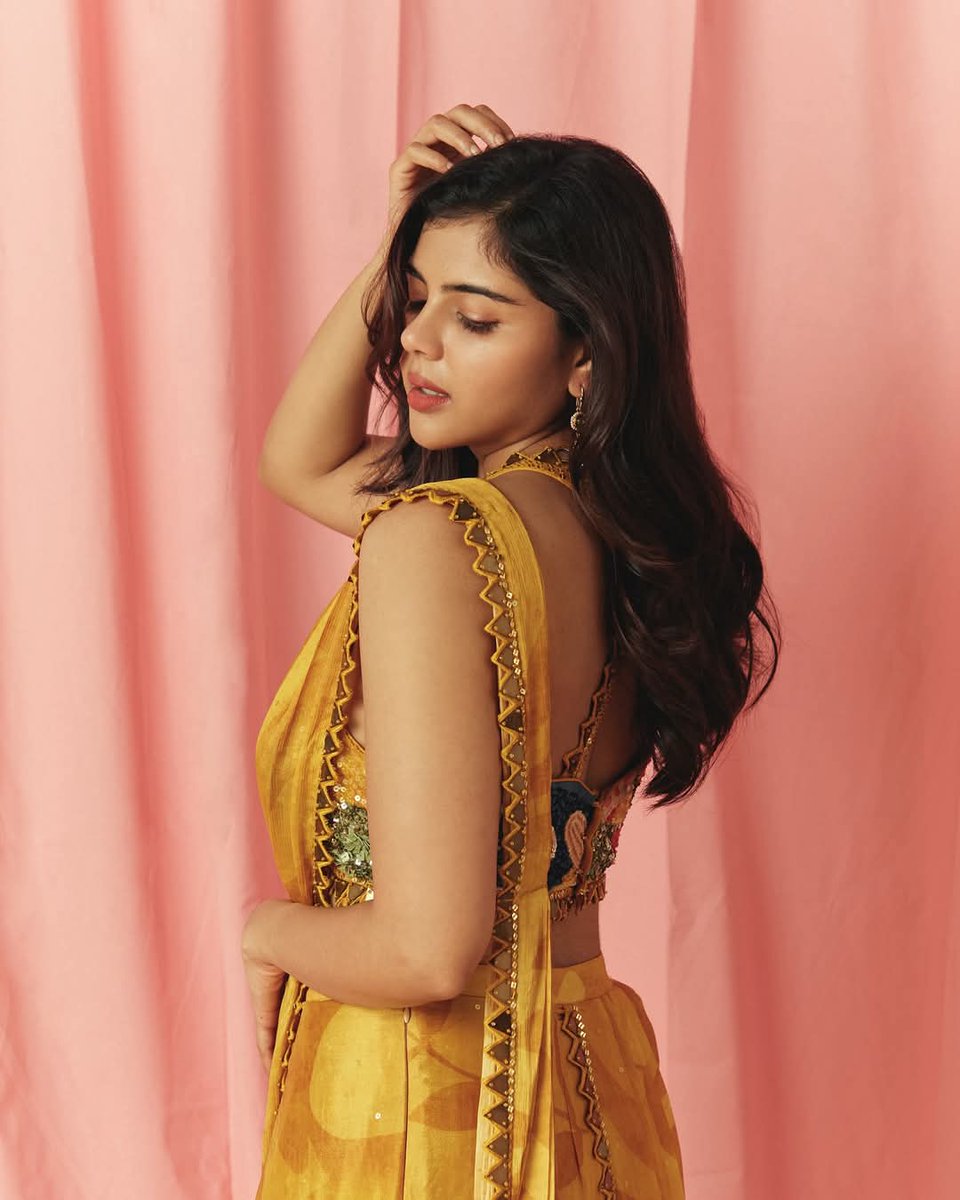 NKrrishnraj's tweet photo. This is the reason why I love you a lot along with your loved ones and will continue to do so for the rest of my life. Your beauty, style, personality, sweetness and charming look make me crazy about you superstar @kalyanipriyan garu. sending love 💛
#KalyaniPriyadarshan #Kalyani https://t.co/DaY3GeAzYD