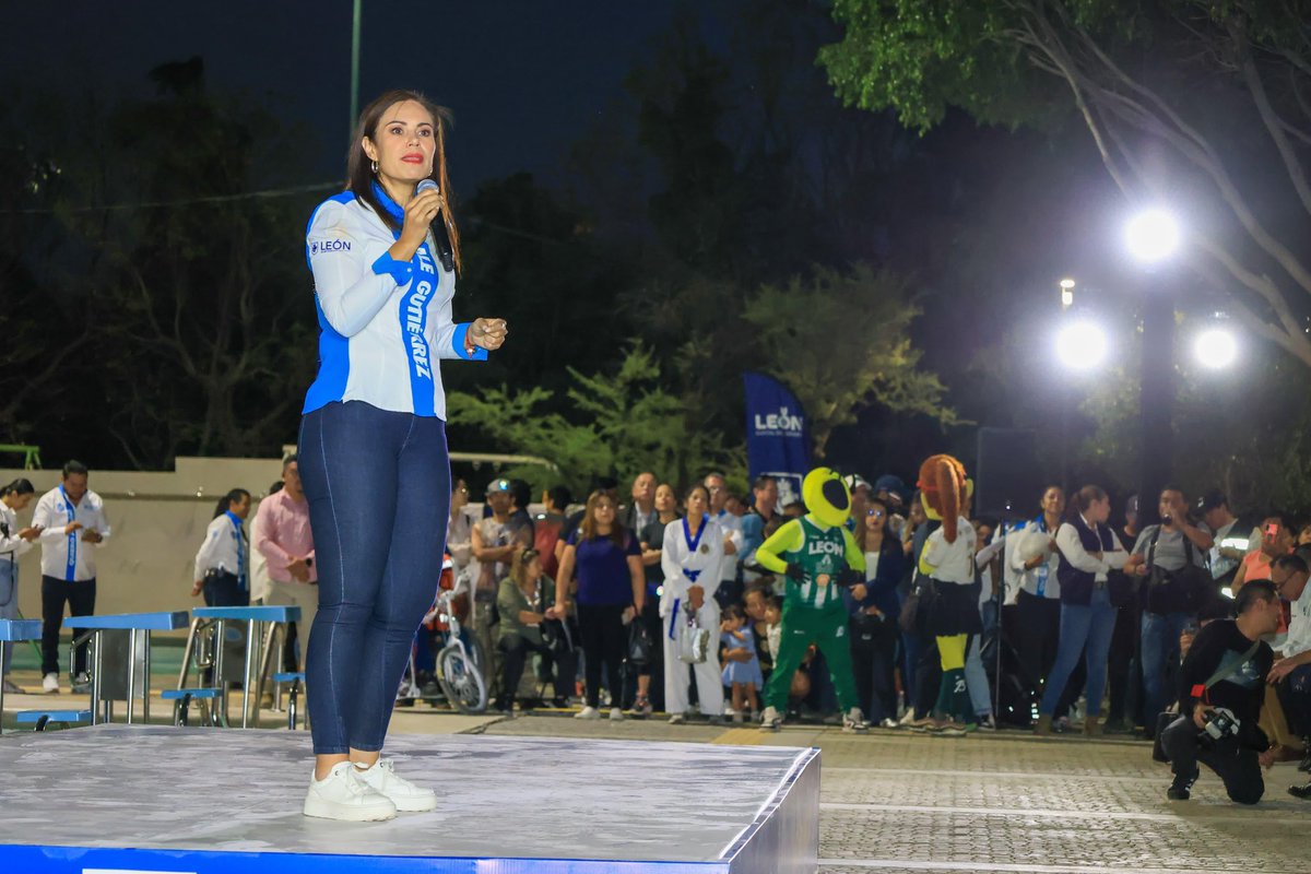 abejasdeleon's tweet photo. ¡Día histórico para León! ¡Enhorabuena! 👏🐝

Estuvimos presentes en la inauguración del Centro acuático Ángel Camacho, una obra que promueve las actividades recreativas en nuestro estado 🏊🙋‍♂️

¡Impulsando espacios y la práctica de deporte, en busca de más leoneses deportistas! ⛹️🏀

#NoEsAmorEsAbejas