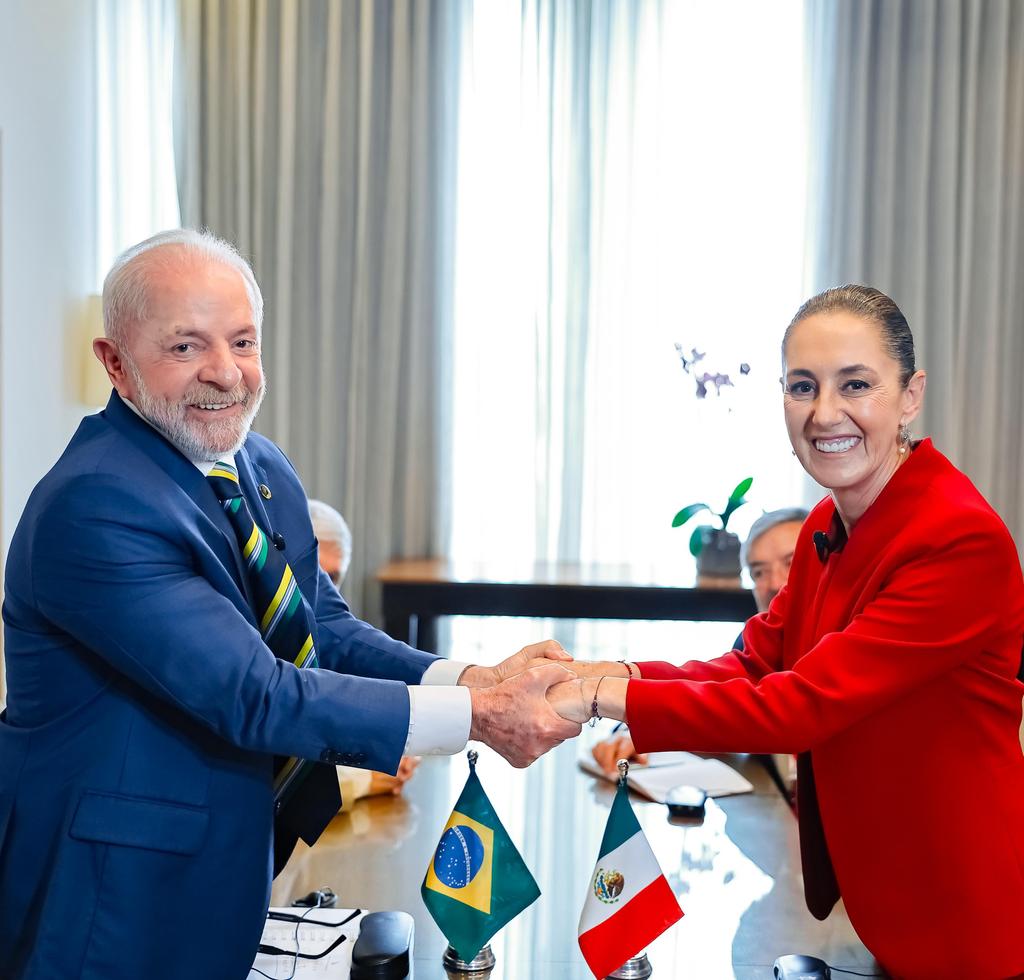 Lula (@lulaoficial) on Twitter photo Me reuni hoje pela manhã com a companheira presidenta do México <a href="/Claudiashein/">Claudia Sheinbaum Pardo</a>. Conversamos sobre a conjuntura econômica na América Latina e Caribe, e no mundo. Decidimos estreitar ainda mais as relações entre nossos dois países promovendo agendas periódicas entre nossos governos Me reuni hoje pela manhã com a companheira presidenta do México <a href="/Claudiashein/">Claudia Sheinbaum Pardo</a>. Conversamos sobre a conjuntura econômica na América Latina e Caribe, e no mundo. Decidimos estreitar ainda mais as relações entre nossos dois países promovendo agendas periódicas entre nossos governos