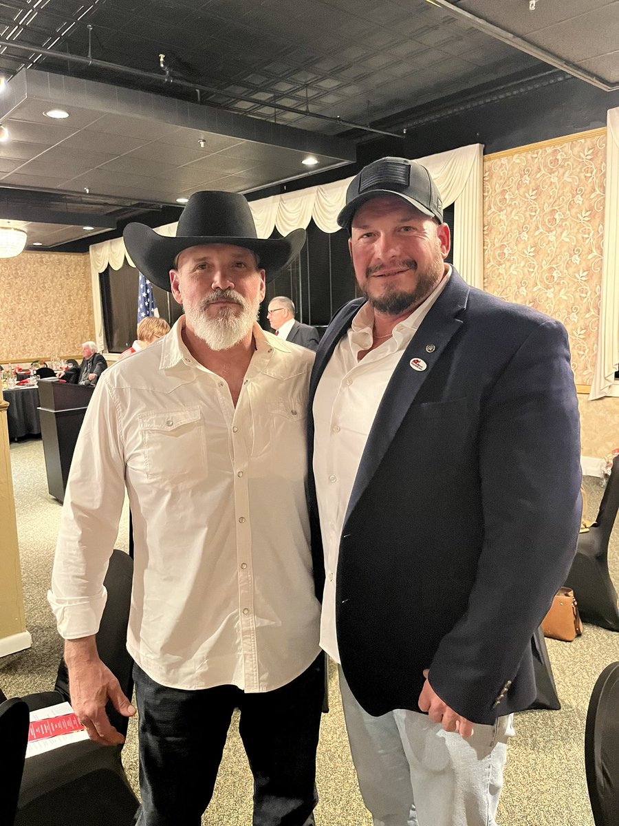 WillClownCar's tweet photo. "Ride out the storm" like a cosplay cowboy, bruh. #MakeIllinoisBeefGreatAgain #MeatIsLife #LiftingIsLife https://t.co/ojTNVZ6Jim