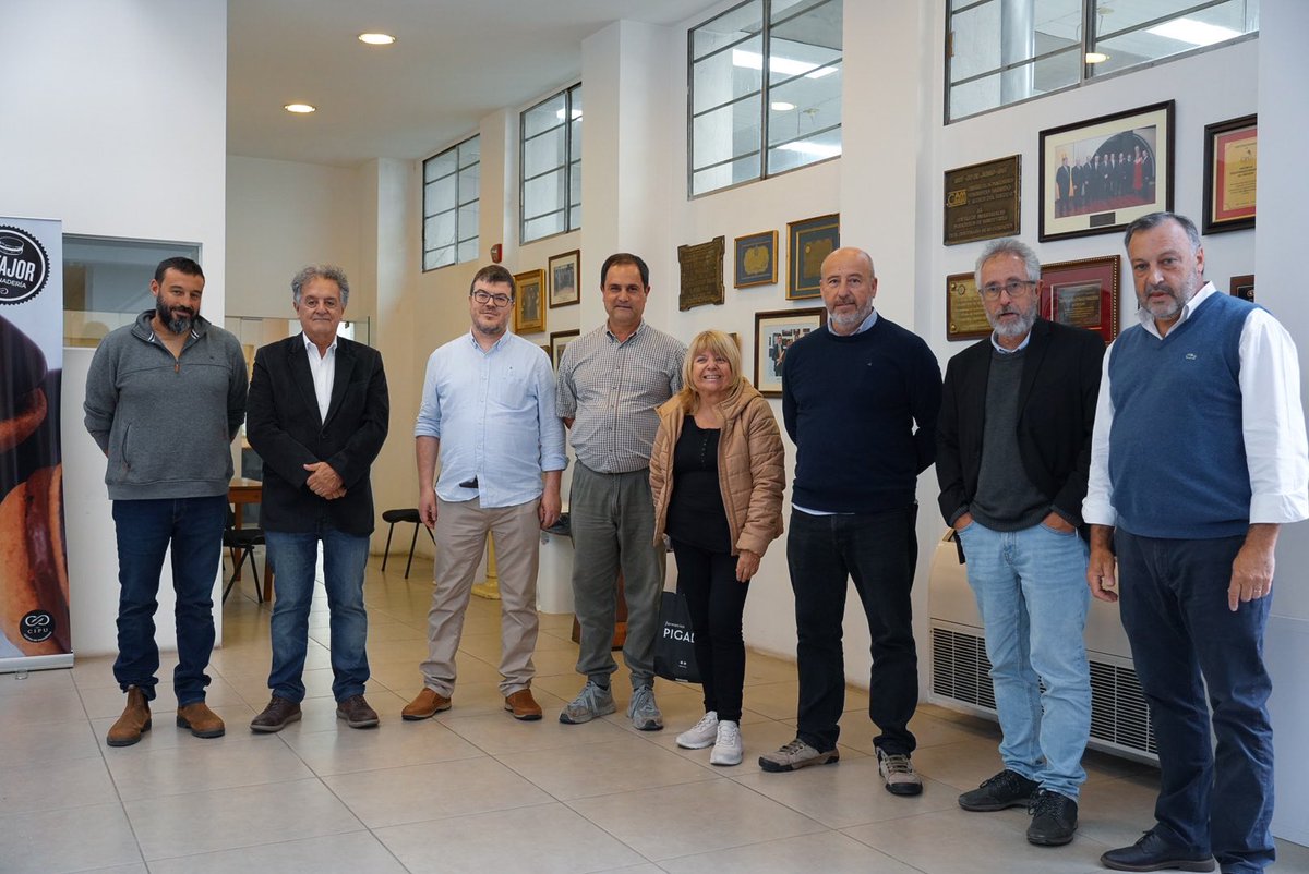 Gracias al Centro de Industriales Panaderos del Uruguay por recibirme con calidez y apertura. Fue un gusto conversar sobre el trabajo diario que llevan adelante, un oficio con historia, esfuerzo y un rol fundamental en la vida de nuestras comunidades. Seguimos construyendo