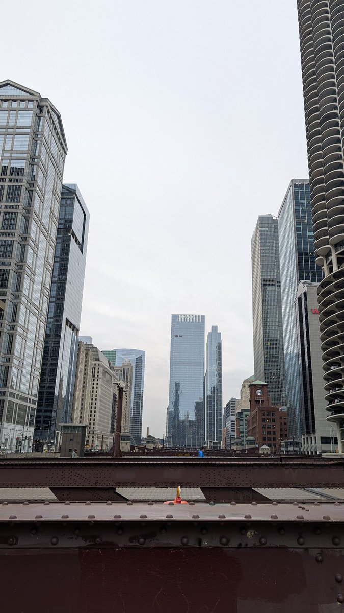 MrsElliott14's tweet image. Loving Chicago so far. Also very glad it hasn't rained all day as the forecast had warned.