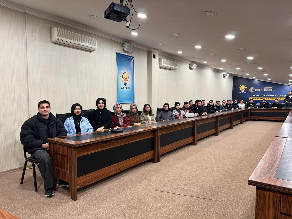 AKGencSakarya's tweet photo. Haftalık Yönetim Kurulu Toplantımızı İl Gençlik Kolları Başkanımız Hüseyin Serdar Akgün başkanlığında gerçekleştirdik. https://t.co/iNjaRV36UI