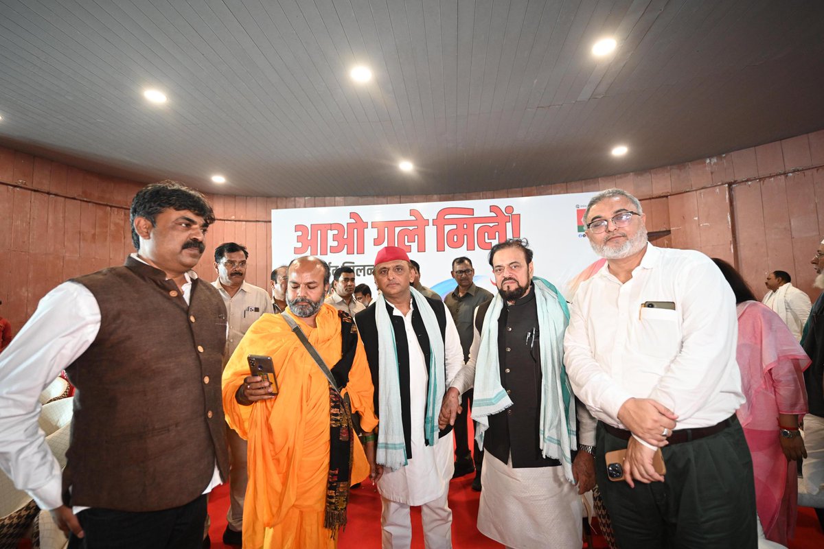 yadavakhilesh's tweet photo. आओ गले मिलें!
होली-ईद मिलन
सद्भाव मिलन https://t.co/cs5srwxfus