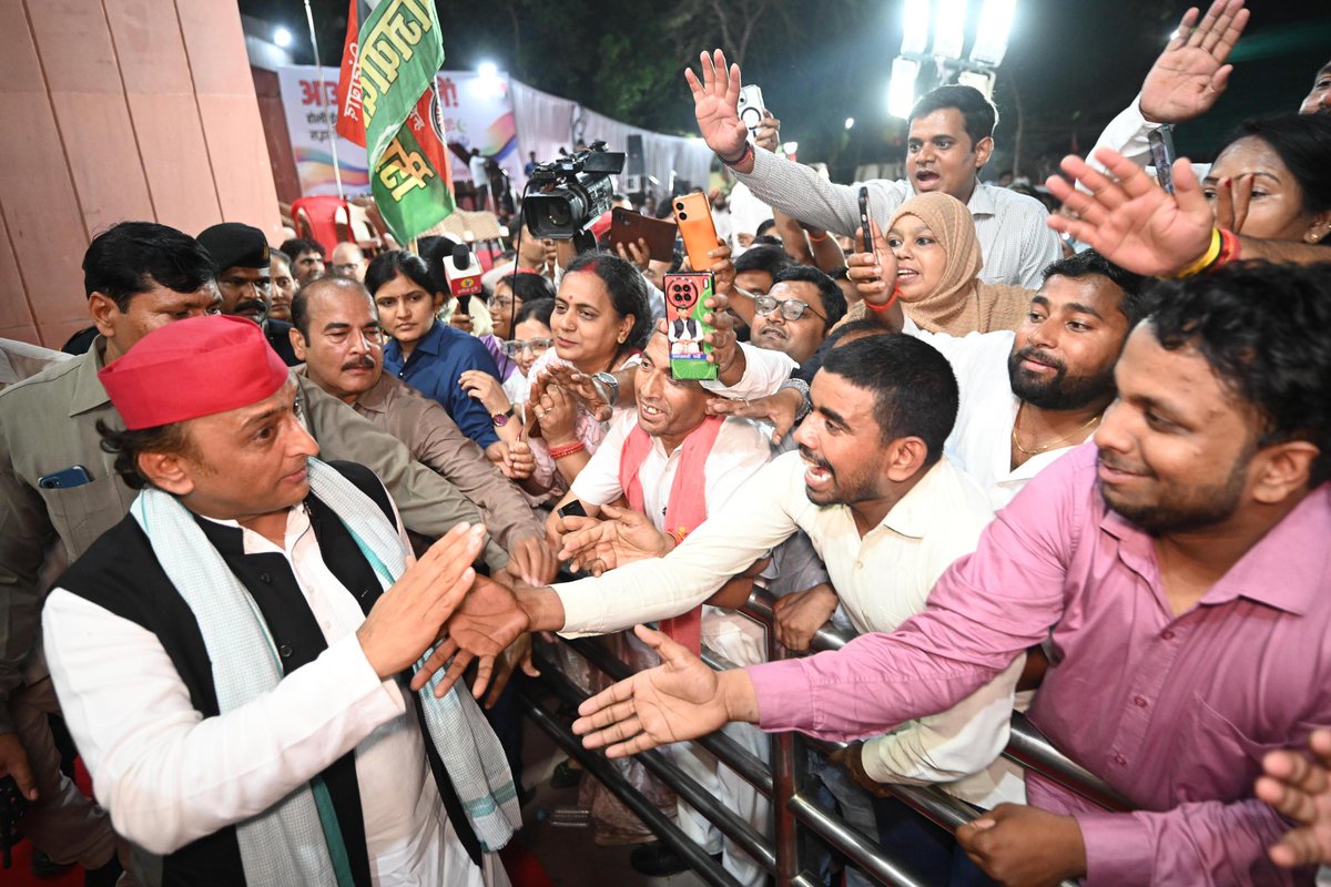 yadavakhilesh's tweet photo. आओ गले मिलें!
होली-ईद मिलन
सद्भाव मिलन https://t.co/cs5srwxfus