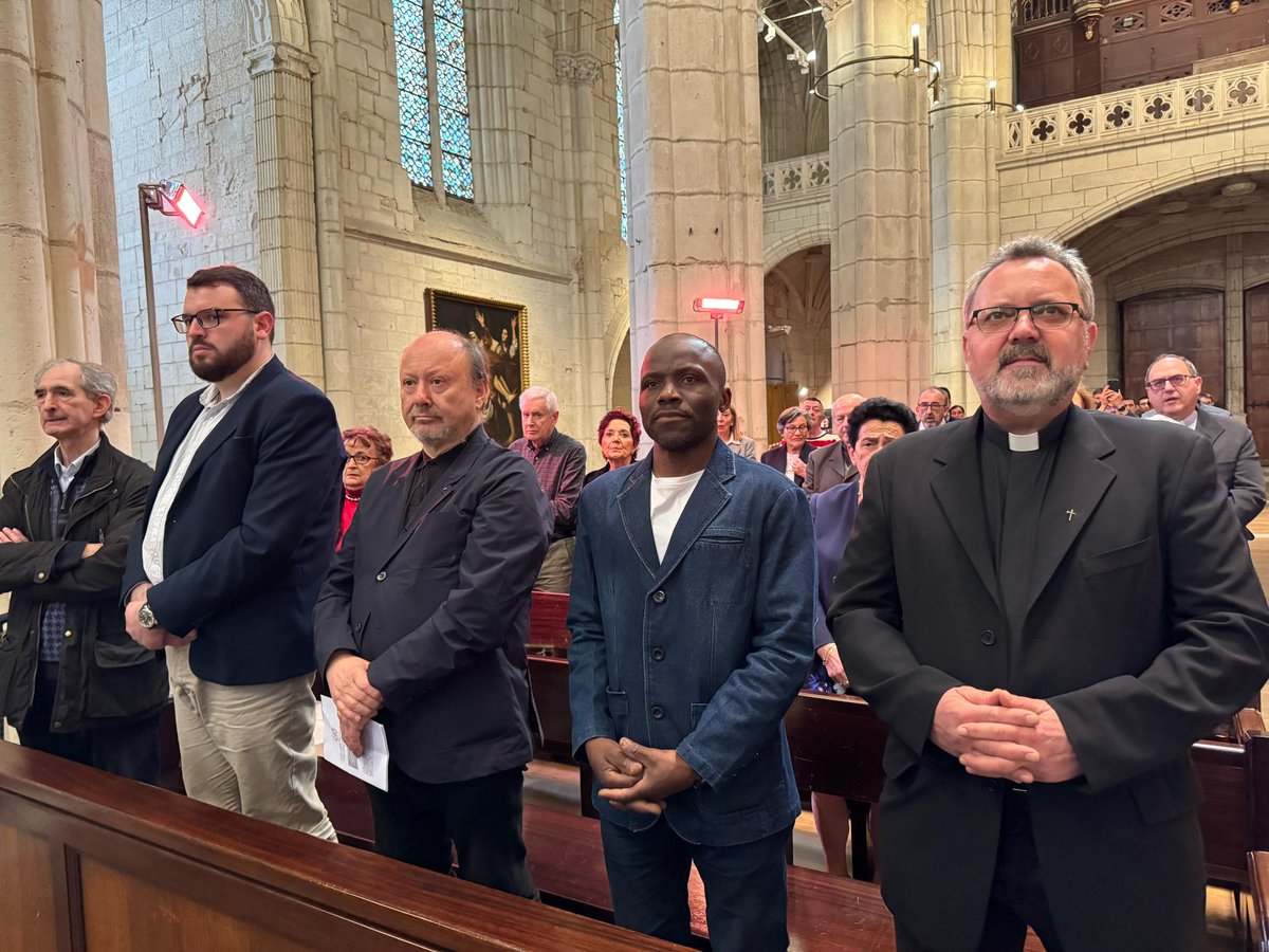 DiocesisVitoria's tweet photo. NICEA ✝️ | El interior de la @CatedralVitoria ha acogido una celebración ecuménica con motivo del Congreso Internacional de Nicea con católicos, ortodoxos y anglicanos a través de sus obispos y donde han participado también evangélicos,ortodoxos rumanos y georgianos. https://t.co/uhc4Up1jOm