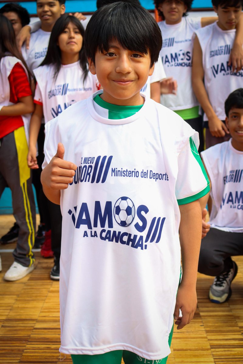 DeporteEc's tweet photo. ¡El deporte no se detiene! ⚽ 

El ministro @JDJimenezV entregó implementos deportivos a la Liga Cantonal Rumiñahui para impulsar el talento local y fortalecer la comunidad. 

¡Juntos construimos #ElNuevoEcuador! 🇪🇨💪 https://t.co/BBZketze94