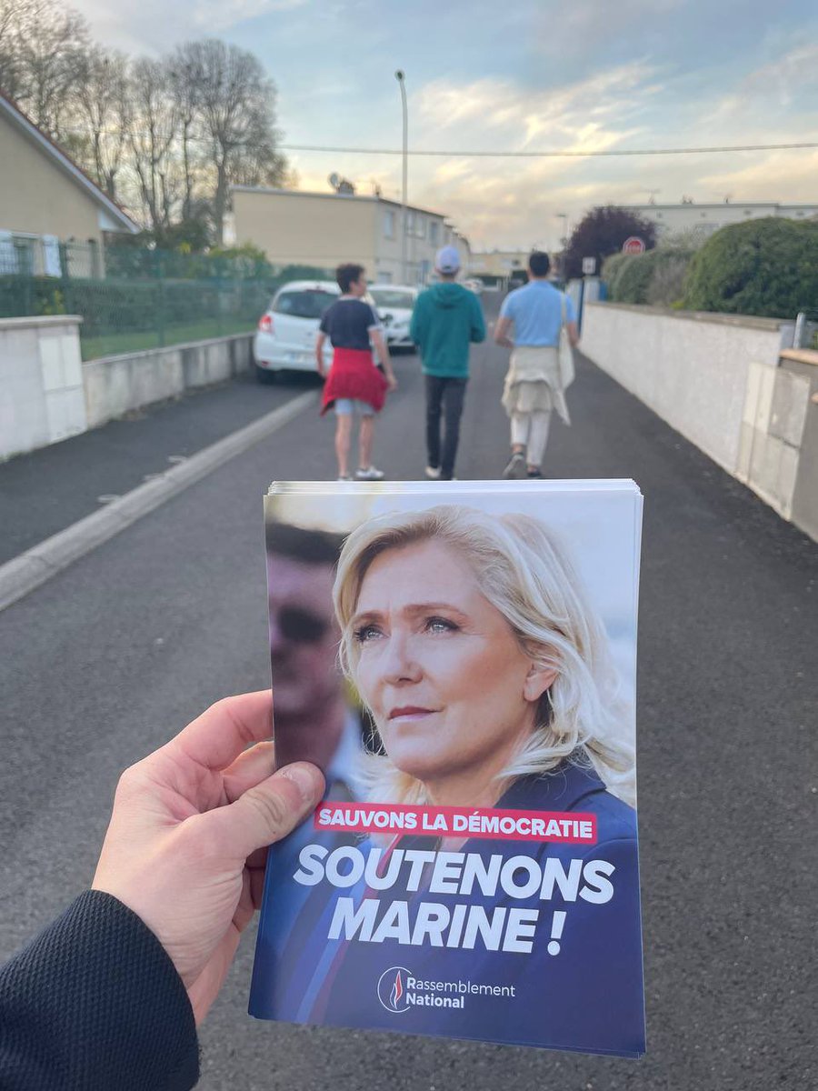 Les équipes de militants du Rasemblement National, de l’UDR et d’IDL ont fait équipe commune pour soutenir <a href="/marine_lepen/">Marine Le Pen</a>

Tous les partis de droite s’unissent à Gerzat, dans le Puy-de-Dôme pour sauver notre démocratie 🇫🇷

#JeSoutiensMarine #SauvonsLaDémocratie #UnionDesDroites