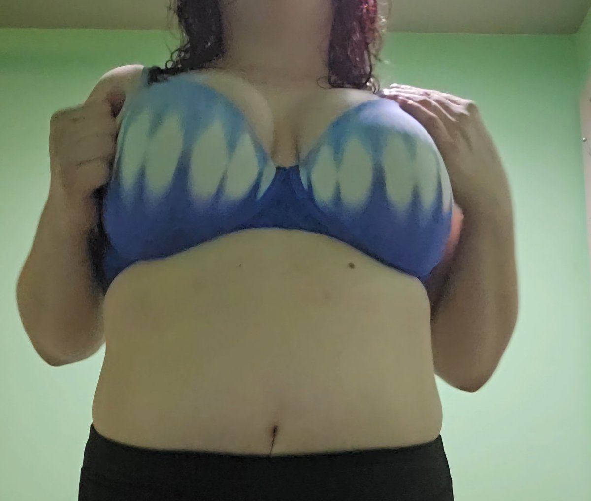 lunacpineapple1's tweet photo. Easters Cumming should I do a spring sale? https://t.co/0LNqGEPP9J