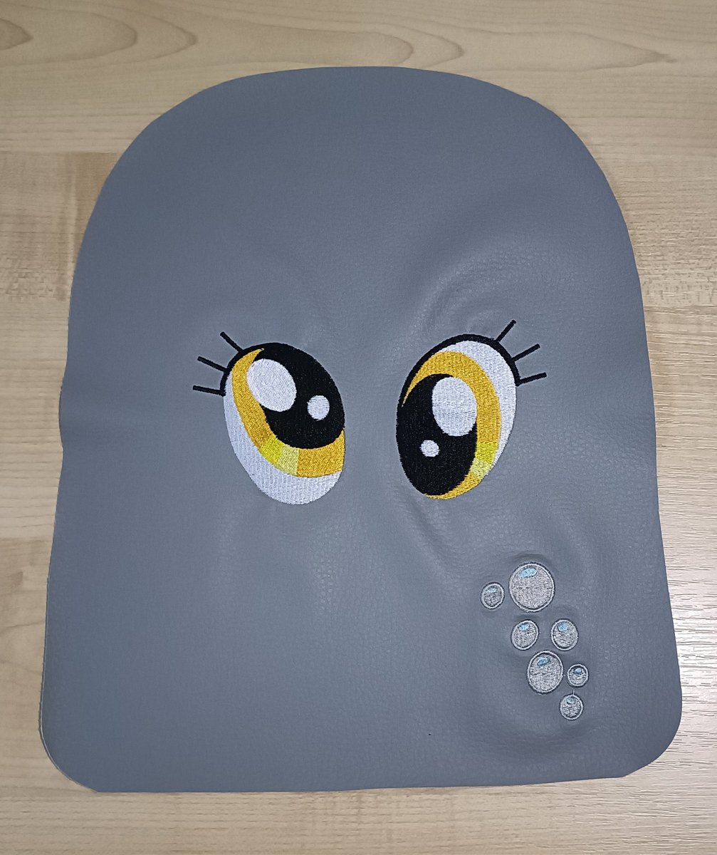 SockJems's tweet image. Working on a bag between orders that I hope to have ready by Griffish Isles at the begining of the month. It will be designed the same way the Queen Chrysalis one was with wings embroidered on the side and a tuft of her mane on top

#mlp #mylittlepony #mlpderpy #mylittleponyderpy