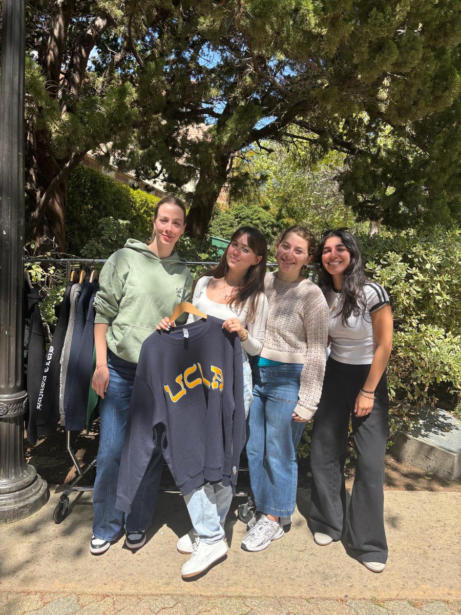 JewishonCampus_'s tweet photo. Last week, our student leaders at UCLA hosted a pop-up with @HamsaClub to connect with the campus community and spread Jewish pride. We aren’t hiding our Jewish identity—we’re wearing it proudly. https://t.co/HssaT0MV1D