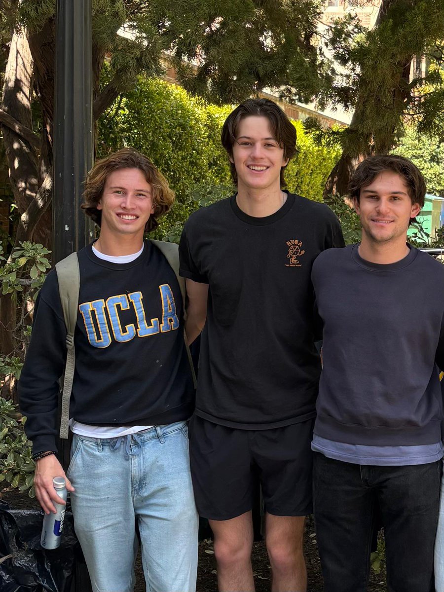 JewishonCampus_'s tweet photo. Last week, our student leaders at UCLA hosted a pop-up with @HamsaClub to connect with the campus community and spread Jewish pride. We aren’t hiding our Jewish identity—we’re wearing it proudly. https://t.co/HssaT0MV1D