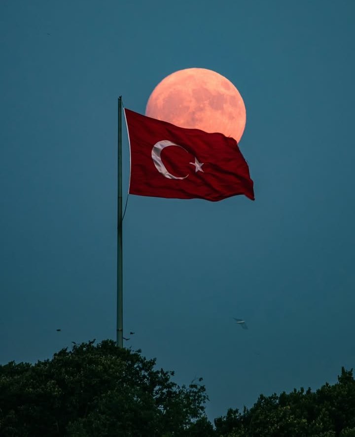 Uğrunda ölmeyeceğin bayrağın gölgesinde yaşamayacaksın!