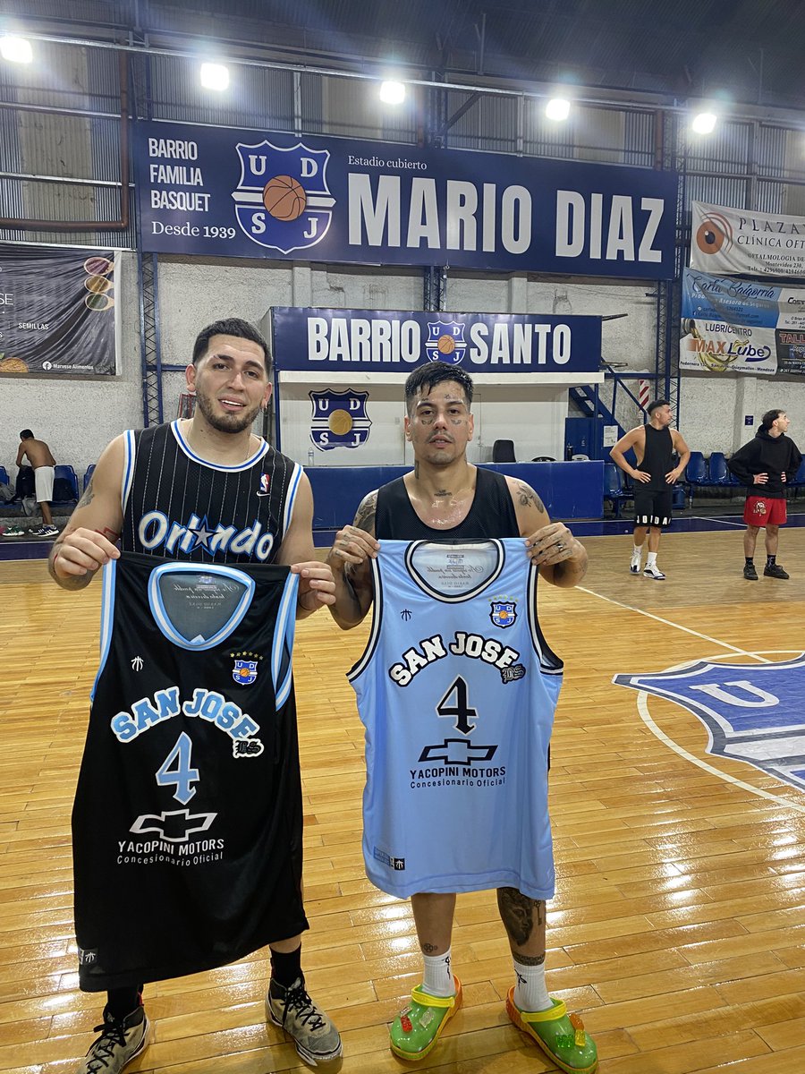 Lo lleve al Duko a jugar un basket y conocer el estadio de San Jose en Mendoza y despues nos regalaron una casaca a cada uno. Gracias a todos x los saludos 😀🫶