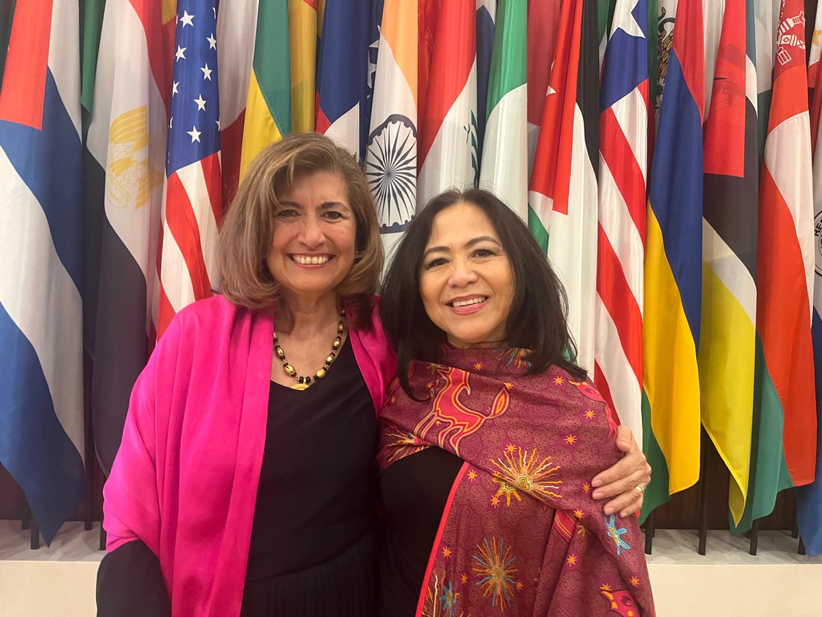 La ASEM en lo multilateral.  Esta mañana en París,  la candidata de México a la Dirección General de la UNESCO,  Gabriela Ramos y la Jefa de la Delegación de México,  embajadora Aureny Aguirre 
#orgullosem #activArSEM #mujeresdiplomaticasmexicanas