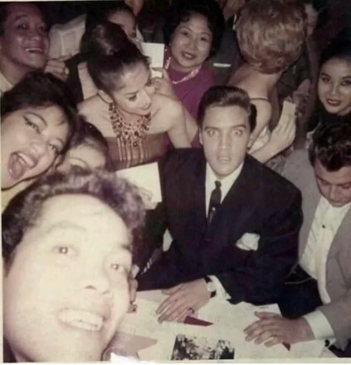 historyinmemes's tweet photo. Fan takes a selfie with Elvis Presley, 1960s https://t.co/BOJsJFeZcg
