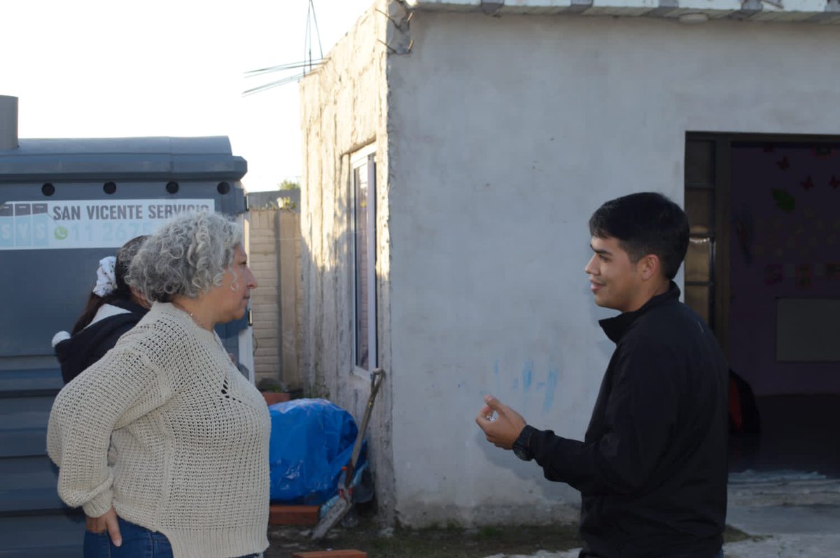 COPRETIpba's tweet photo. El equipo de @COPRETIpba, dependiente del Ministerio de Trabajo, realizó una recorrida por el Nodo de acción de San Vicente.

El objetivo es seguir coordinando acciones a favor de los niños, niñas y adolescentes que asisten al nodo para garantizar sus derechos. https://t.co/5T14pWNv8j