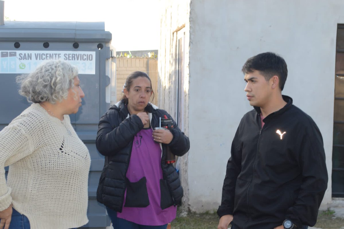 COPRETIpba's tweet photo. El equipo de @COPRETIpba, dependiente del Ministerio de Trabajo, realizó una recorrida por el Nodo de acción de San Vicente.

El objetivo es seguir coordinando acciones a favor de los niños, niñas y adolescentes que asisten al nodo para garantizar sus derechos. https://t.co/5T14pWNv8j