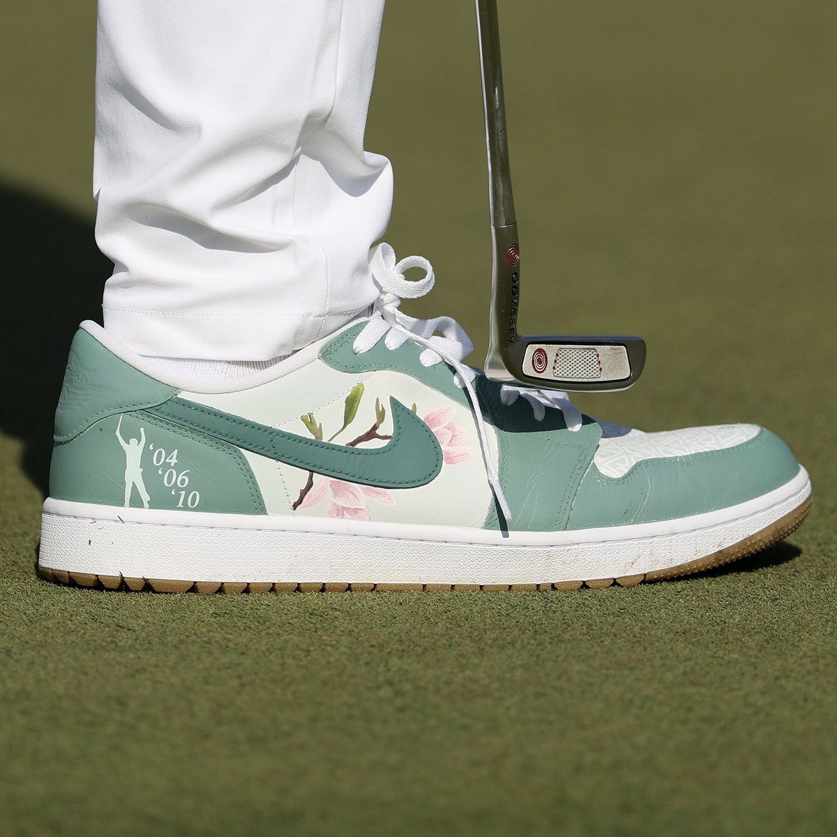 SoleRetriever's tweet image. Three-time Masters champ Phil Mickelson has custom Air Jordan 1 Lows for this year’s tournament ⛳️
🎨 @jamesdevos