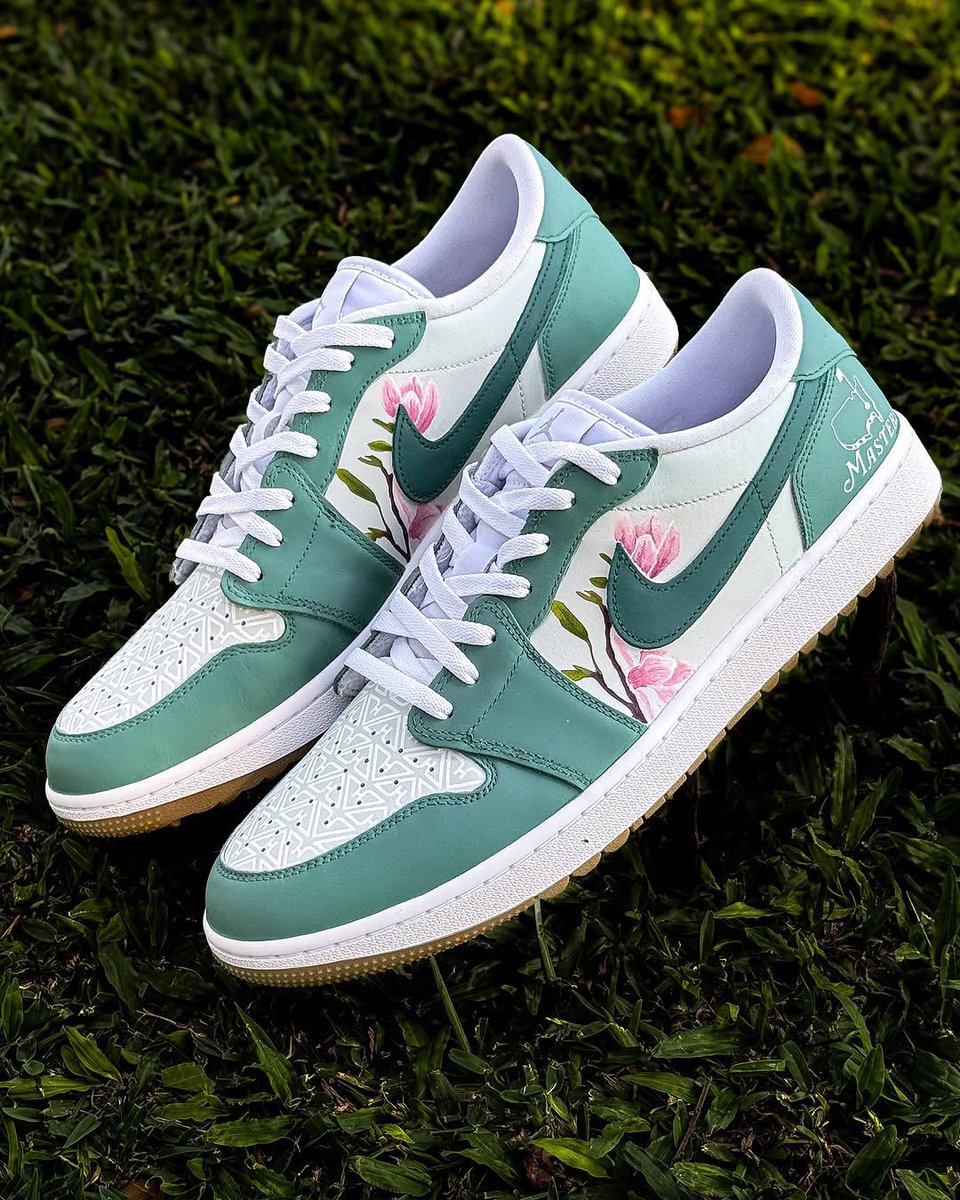 SoleRetriever's tweet image. Three-time Masters champ Phil Mickelson has custom Air Jordan 1 Lows for this year’s tournament ⛳️
🎨 @jamesdevos