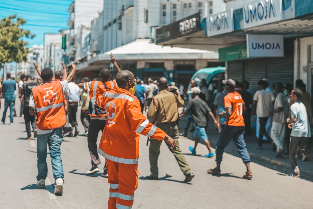 kevinwafula00's tweet photo. Dedicated @krcs_mombasa volunteers in action! https://t.co/eIzjpMgCuV