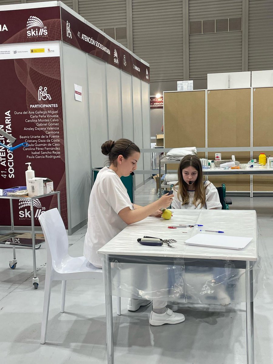 iesEFlorez's tweet photo. 🏥💊
Segunda jornada participación para Carolina en @cylskills 2025 en la especialidad de Atención Sociosanitaria #cylskills #cylskills2025
Además, tanto ella como Alejandra han recibido la visita de sus compañeros del @ieseflorez
¡Buen trabajo! ¡Ánimo! https://t.co/juhLXe3jWD