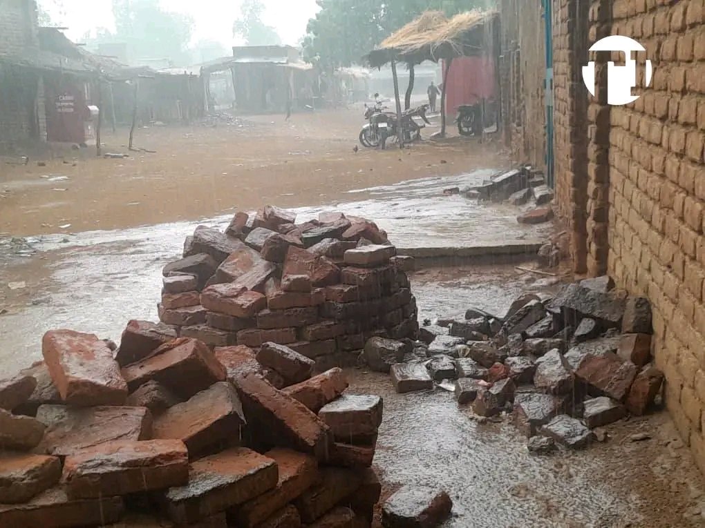 tchadinfos's tweet photo. La ville de #Melfi, chef-lieu du département de #Garada dans la province du #Guéra, a reçu ce mercredi 09 avril 2025 sa toute première pluie de la saison. #Tchad https://t.co/MN9YDmOIO6