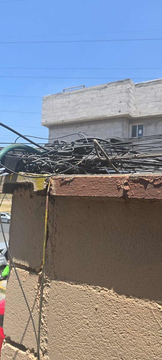 SpawnTony's tweet photo. Una pinche burla @totalplaymx
Paquete de 200 Mb y ve lo que me están entregando en tu servicio. Tus técnicos son unos imbéciles que no saben resolver. Y tu instalación, todo el cable vitado en un rincon de la calle, ni un tendedero se ve tan tirado. Que vergüenza tu servicio. https://t.co/MC1Pi1BfYK