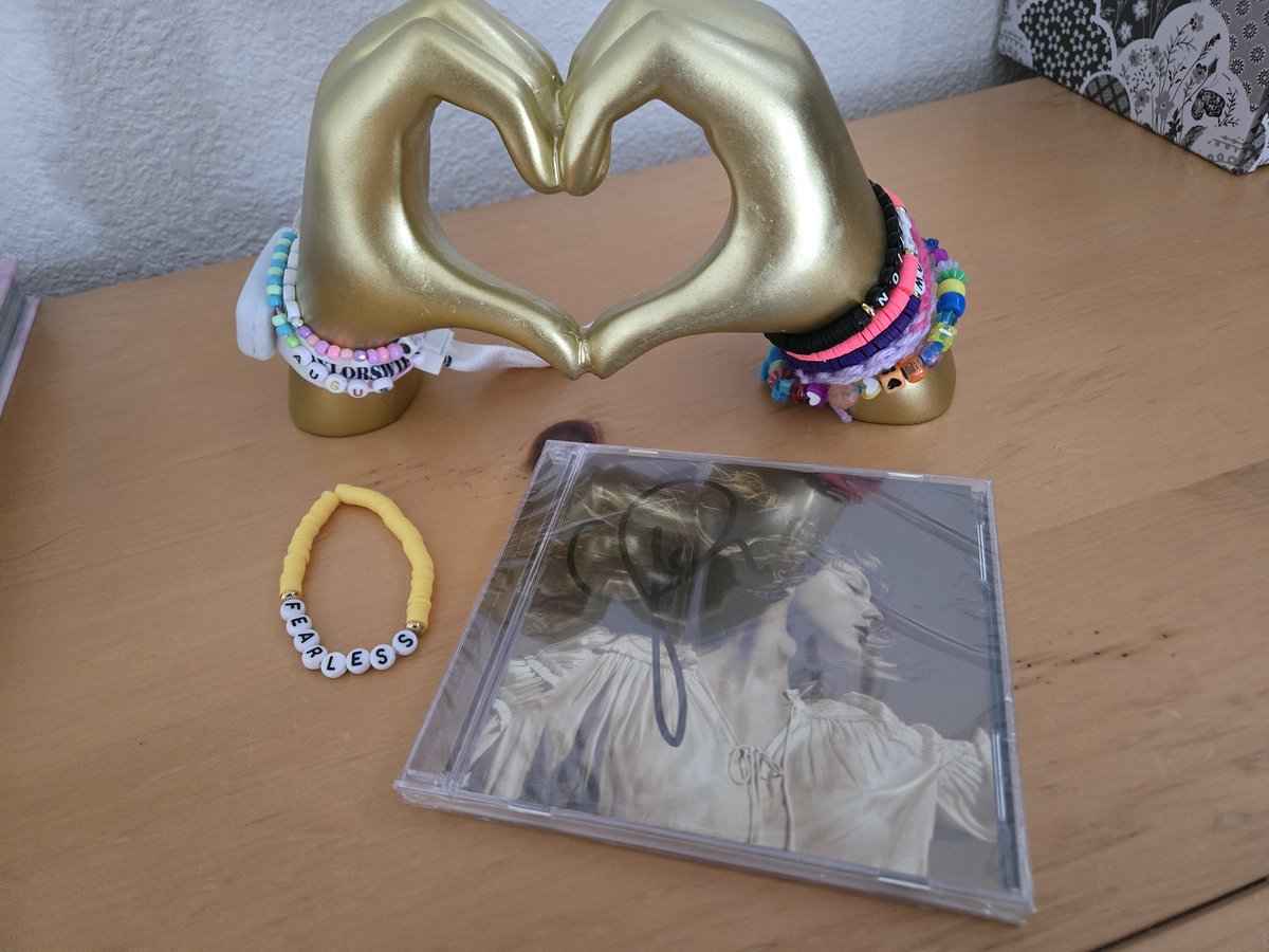 april_rockrohr's tweet photo. #4YearsOfFearlessTaylorsVersion
@taylornation13 @taylorswift13

#signedCD #TaylorSwift #fearlesstaylorsversion https://t.co/bwShcQzwks