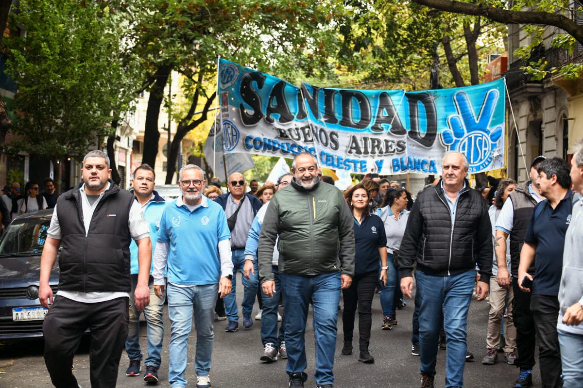 hectordaer's tweet photo. Marchando junto a mis compañeros y compañeras de @SanidadArg al Congreso  por  nuestros jubilados y jubiladas, alzando su reclamo justo y legítimo. Reafirmando nuestro compromiso con quienes dedicaron su vida a trabajar por el progreso de nuestro país. https://t.co/gUuNvV55gD