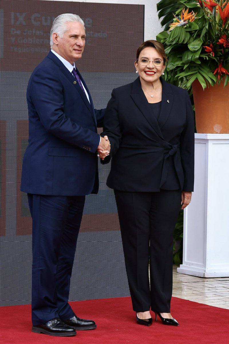 Presidencia Cuba 🇨🇺 (@presidenciacuba) on Twitter photo 🇨🇺| El presidente <a href="/DiazCanelB/">Miguel Díaz-Canel Bermúdez</a> saluda a la presidenta <a href="/XiomaraCastroZ/">Xiomara Castro de Zelaya</a> a su llegada a la sede de la IX Cumbre de la #CELAC.
En pocos minutos intervendrá en la sesión plenaria de la cita regional. 🇨🇺| El presidente <a href="/DiazCanelB/">Miguel Díaz-Canel Bermúdez</a> saluda a la presidenta <a href="/XiomaraCastroZ/">Xiomara Castro de Zelaya</a> a su llegada a la sede de la IX Cumbre de la #CELAC.
En pocos minutos intervendrá en la sesión plenaria de la cita regional.