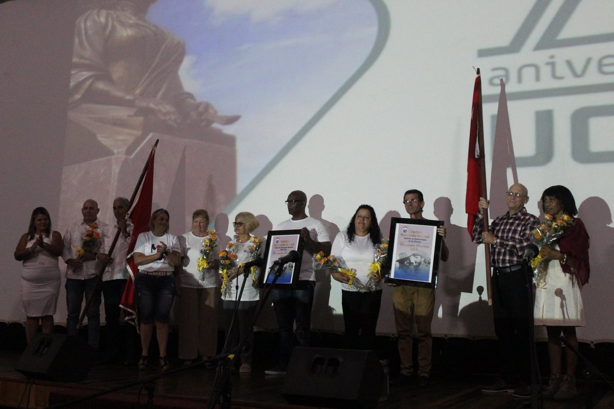 UCLVCU's tweet photo. 🤓Este 9 de abril, el teatro de la #UCLVnuestra fue el escenario escogido para hacer entrega de Vanguardia Nacional a 4 Centros de excelencia; @IBPCU, #CBQ , Centro Estudios de Educación y @SICTESA a propuesta del @SNTC_Cuba 
¡Muchas felicidades!👏👏 https://t.co/N8ksLWymKt