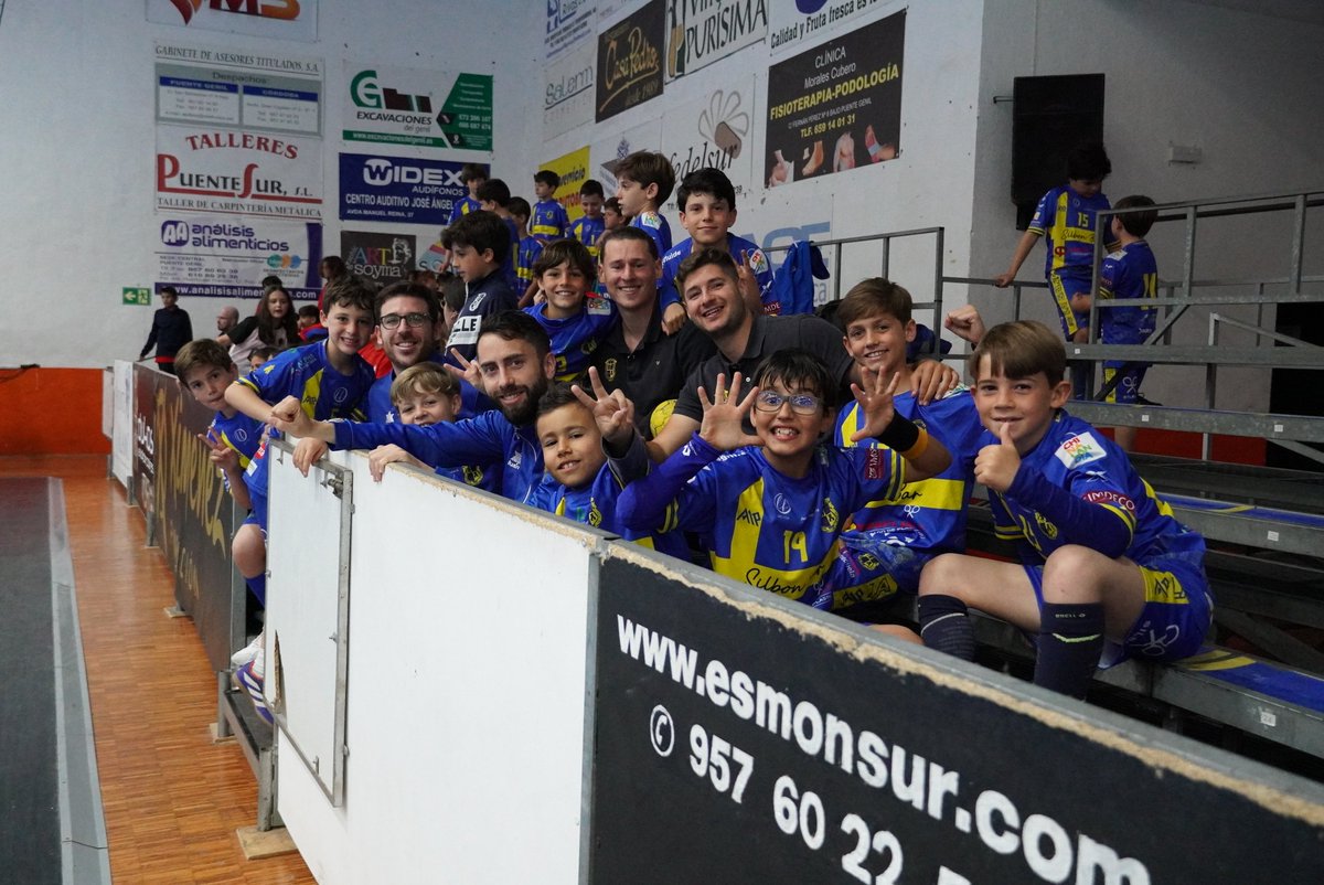 FAndaluzaBM's tweet photo. 🤭 Lo sentimos, pero no dejamos de descubrir momentazos del #CADEBA25 𝐁𝐞𝐧𝐣𝐚𝐦𝐢́𝐧 😍

Disfrutamos de mucho balonmano en @AytoPuenteGenil sí, pero también de convivencia y diversión 🙌🕺

¡Más en nuestro #Instagram y #Facebook! 🥳

📸 @enjeinequenada

#BalonmanoAndalucía https://t.co/5FJj1wu4UY