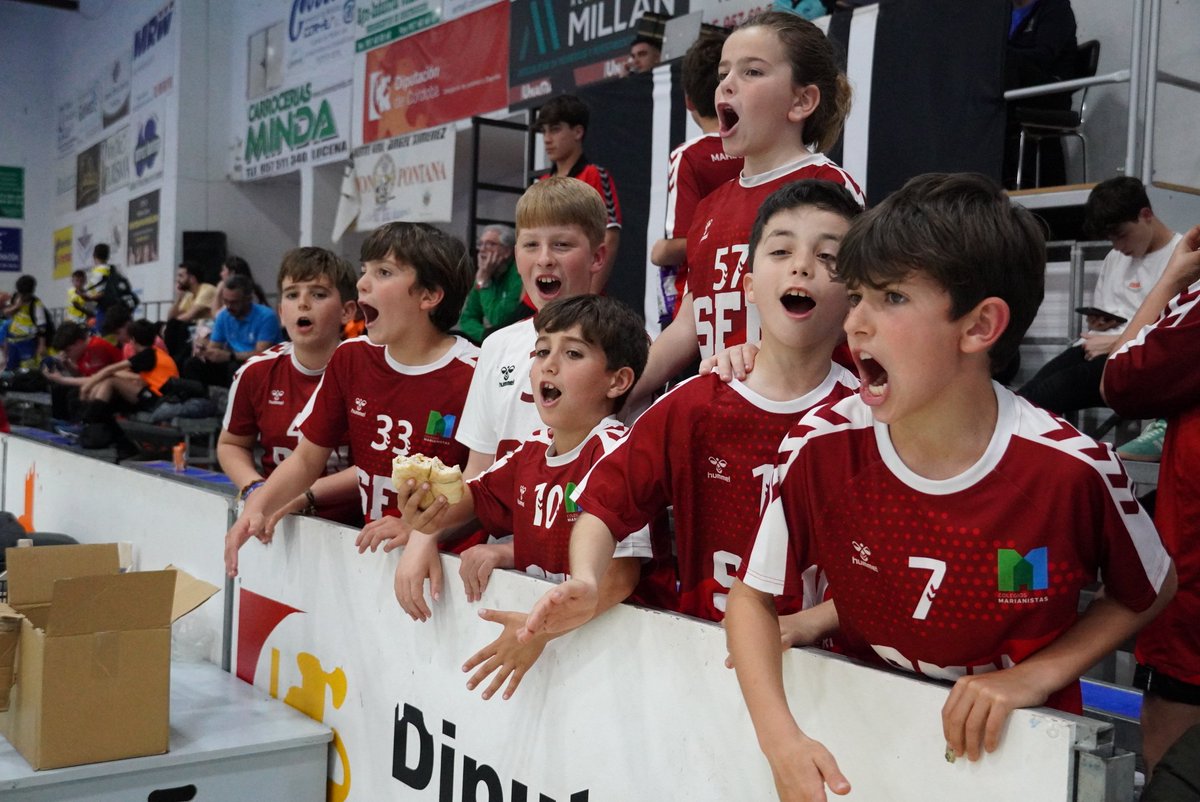 FAndaluzaBM's tweet photo. 🤭 Lo sentimos, pero no dejamos de descubrir momentazos del #CADEBA25 𝐁𝐞𝐧𝐣𝐚𝐦𝐢́𝐧 😍

Disfrutamos de mucho balonmano en @AytoPuenteGenil sí, pero también de convivencia y diversión 🙌🕺

¡Más en nuestro #Instagram y #Facebook! 🥳

📸 @enjeinequenada

#BalonmanoAndalucía https://t.co/5FJj1wu4UY