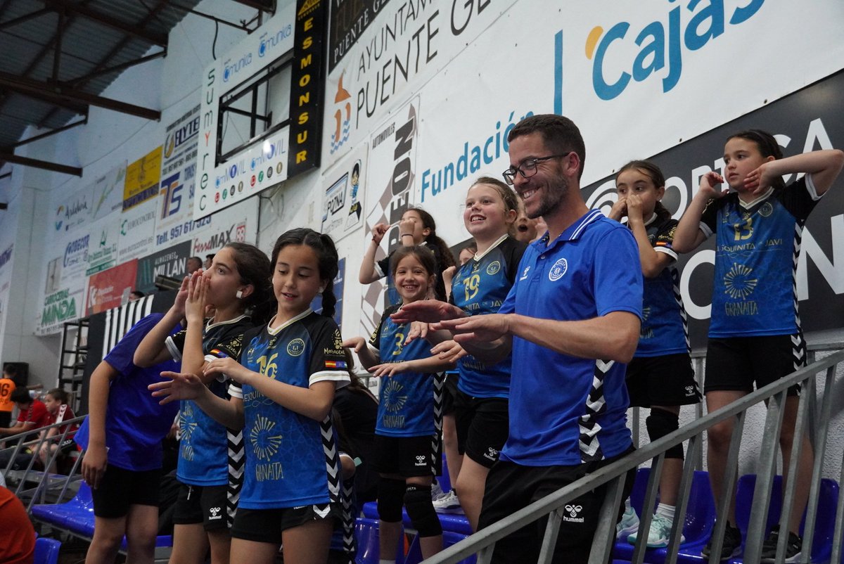 FAndaluzaBM's tweet photo. 🤭 Lo sentimos, pero no dejamos de descubrir momentazos del #CADEBA25 𝐁𝐞𝐧𝐣𝐚𝐦𝐢́𝐧 😍

Disfrutamos de mucho balonmano en @AytoPuenteGenil sí, pero también de convivencia y diversión 🙌🕺

¡Más en nuestro #Instagram y #Facebook! 🥳

📸 @enjeinequenada

#BalonmanoAndalucía https://t.co/5FJj1wu4UY