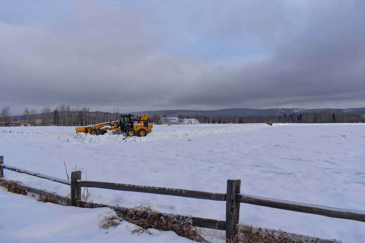 Friendsocf's tweet photo. Plowing has begun here at the refuge! Thanks to the Fairbanks International Airport and ADF&G for the field prepping for spring migration!
Photos by Melanie Graeff.
#fairbanks #creamersfield #alaska #springmigration #birds #wildliferefuge https://t.co/2qu2edxKwK