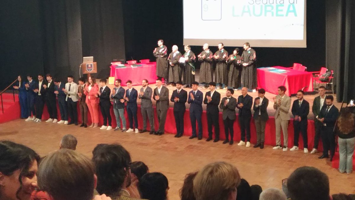pxel's tweet photo. Grazie a quelli che hanno creduto in me e mi hanno sostenuto! 🎓 #laurea #degree https://t.co/rA23bRC2DF