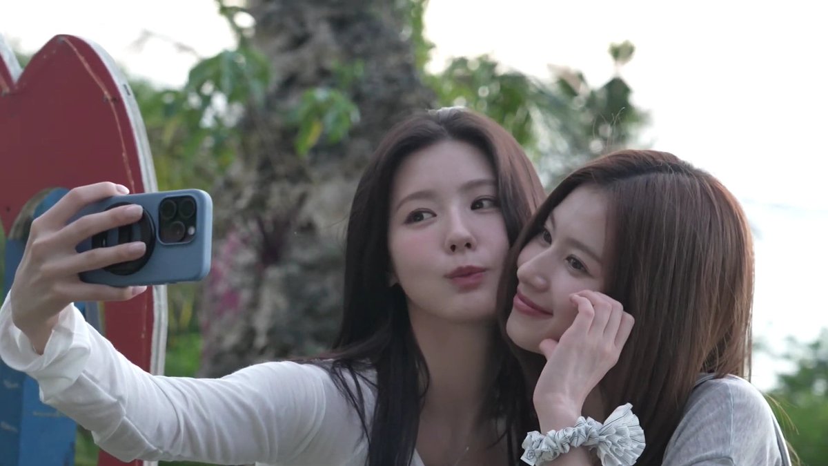 kpop moments that could kill a sapphic tweet media