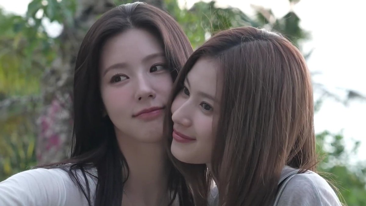 kpop moments that could kill a sapphic tweet media