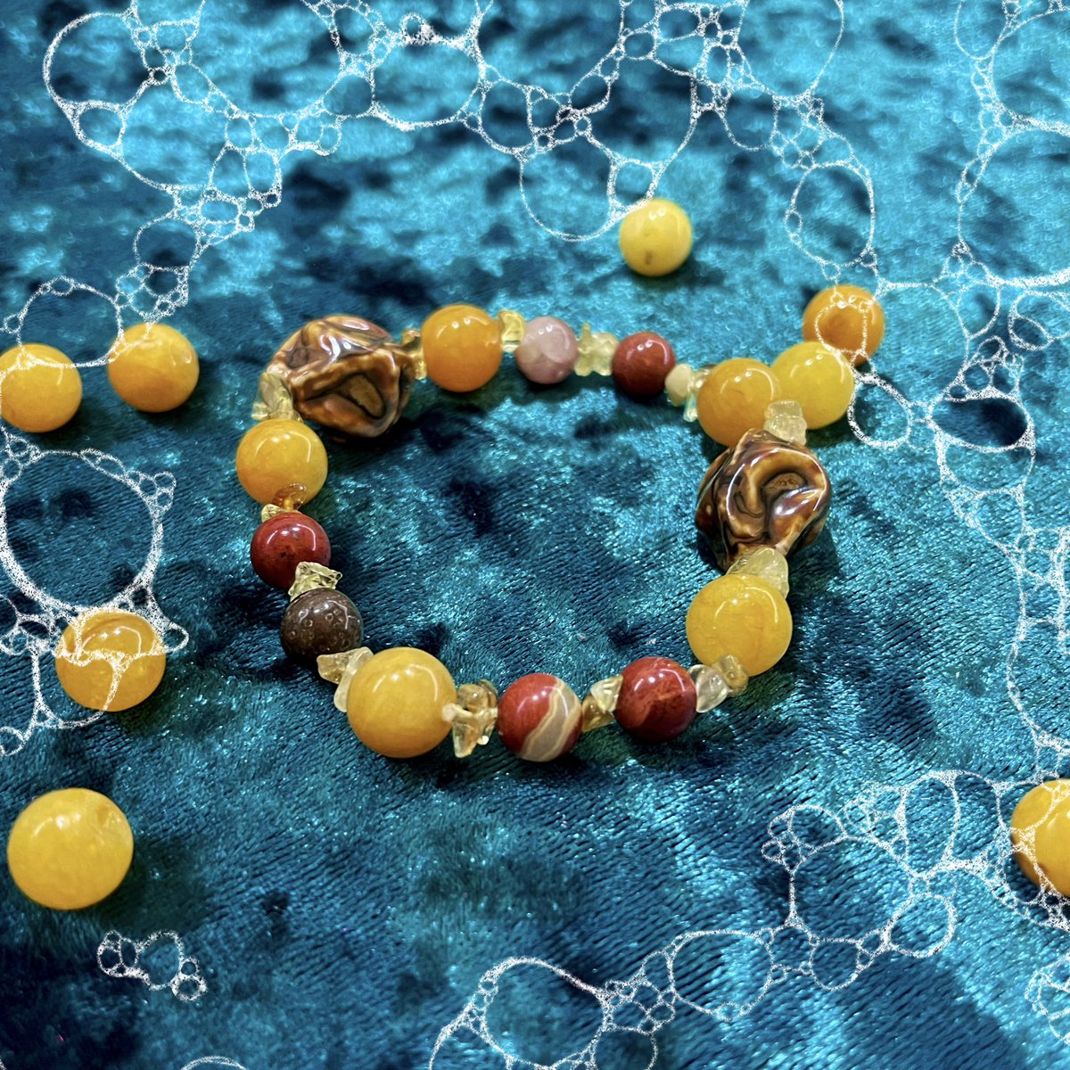 ☀️Браслет «Солнце юга»

•В море уйдет мое сердце, будто кораблик,
В поисках красного перца и, может быть, золота.
В море чужом я хочу от зимы отогреться,
Бабочкой быть перестать, той, что на булавку наколота•

🎨Материалы: желтый кварц, красная яшма, цитрин, керамические бусины