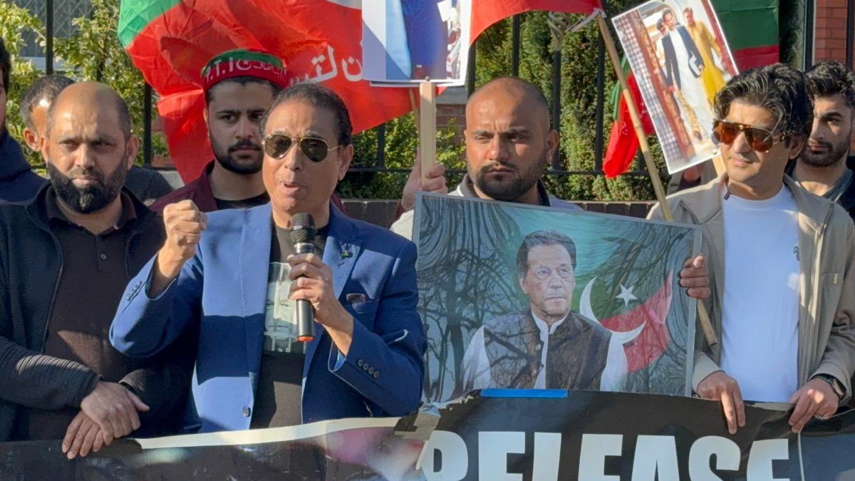AsifButtPTI's tweet photo. Manchester Protest Organised by President PTI NW Asif Butt
9th April Black Day
#RestoreAccessToImranKhan #FreeImranKhan
#9thApril2022BlackDay #ManchesterProtest https://t.co/BRcFW6ksPK