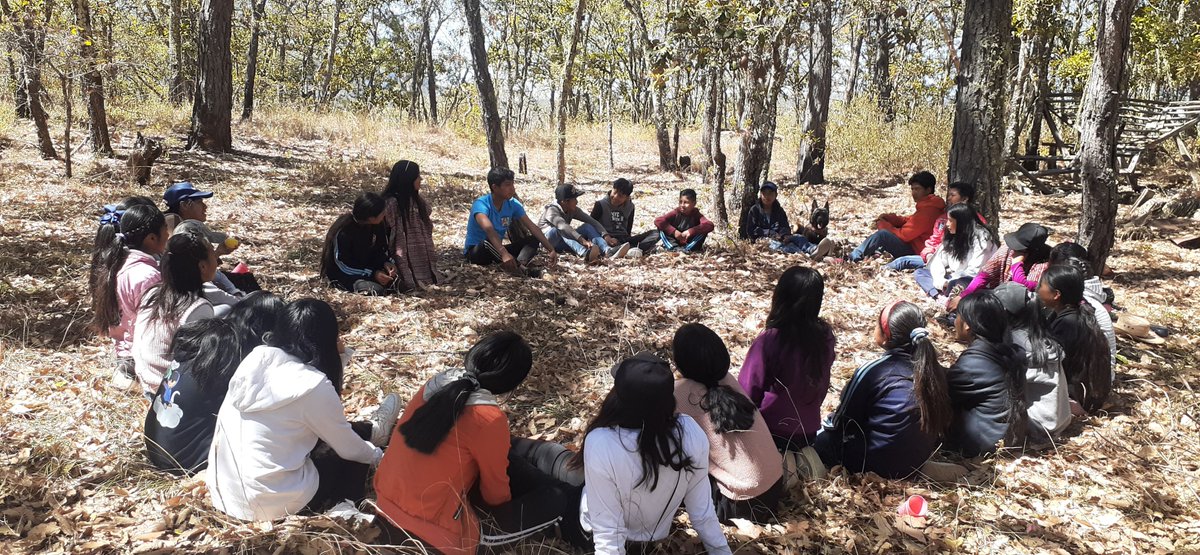 El pasado sábado para celebrar el día del libro. La #BMóvil #Triqui realizó un día de campo literario al lugar sagrado "Cerro del tambor" con los jóvenes de San José Xochixtlán.

#ColectivoTriqui 
#EmilieSteiner