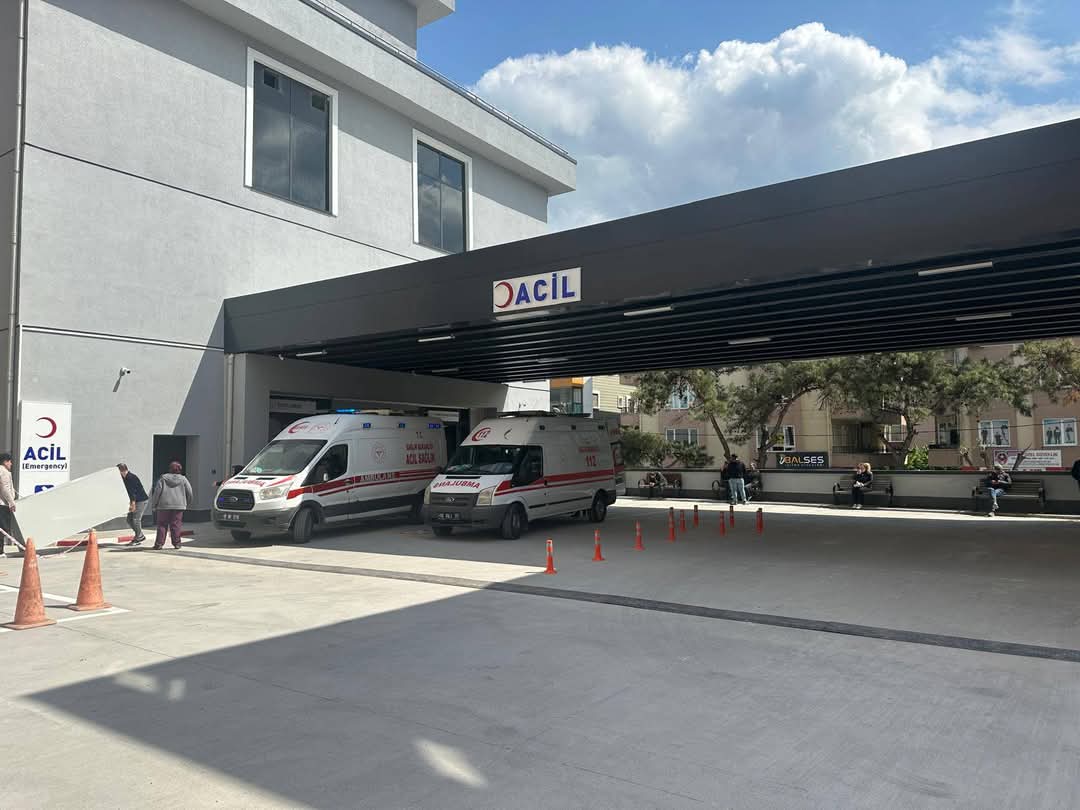drismailmert's tweet photo. Balıkesir Devlet Hastanesi YENİ ACİL SERVİS ve Yoğunbakım binası hizmete girdi. Vali Yardımcımız Sayın Yusuf İzzet KARAMAN, İl Sağlık Müdürümüz Dr. Serkan Kadir KESKİN ve Yöneticilerimiz ile birlikte ziyerette bulunduk. Şehrimize hayırlı olsun. 
#Sağlıktailk10il
#Balıkesirdh https://t.co/6OZ4GOKma3