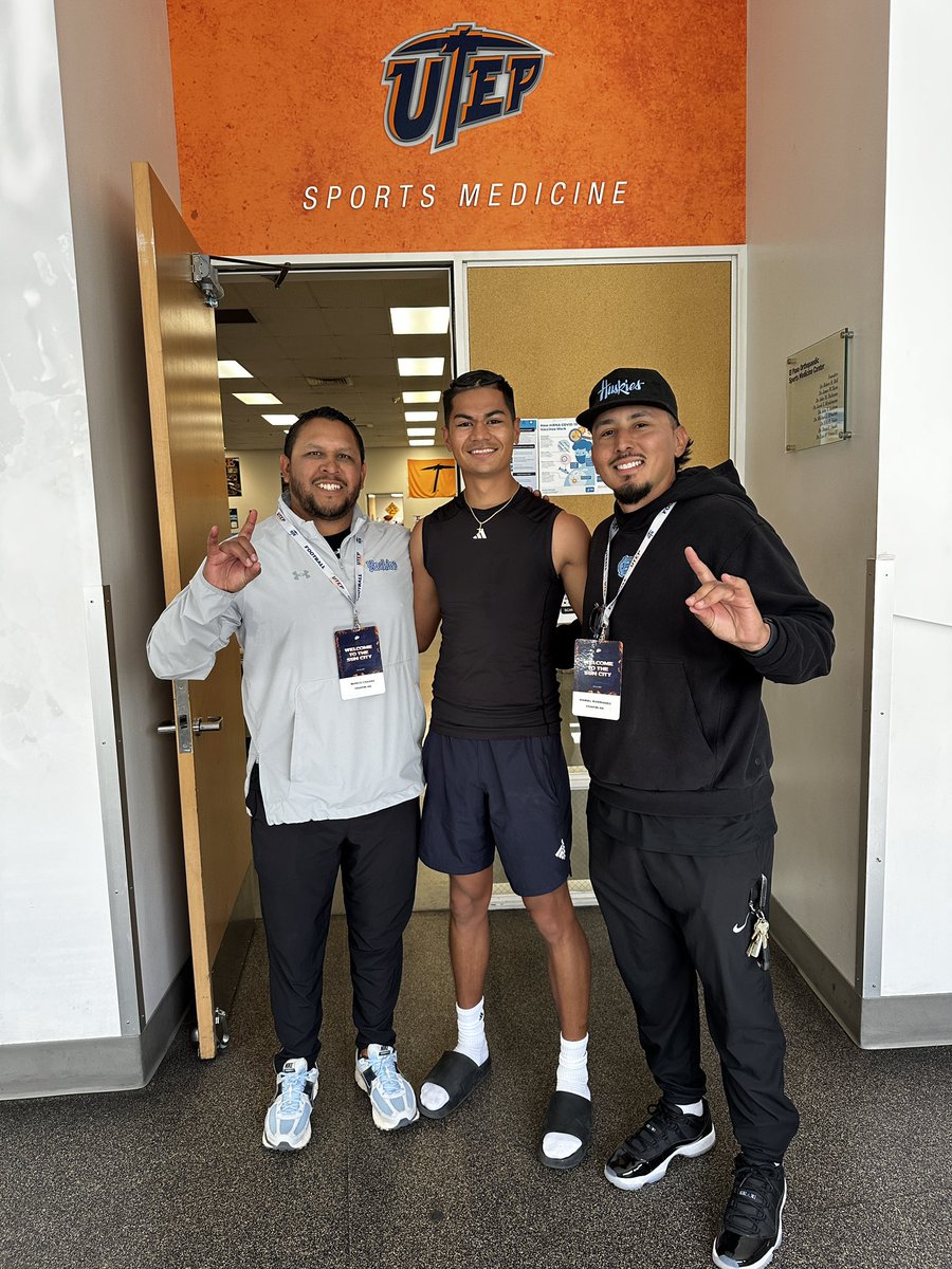 CoachMChavez's tweet photo. Thank you to @CoachSWUTEP @
@maddiedeucher and everyone @UTEPFB for hosting our @ChapinHuskiesFB student/athletes today!!! Our kids picked  ⛏️up some great tips and are ready to apply them. Great running into a fellow Chapin alumni @_m1polk_  @d21rdgz #PicksUp #HuskyFamily #WRTN #LockinLevelUp