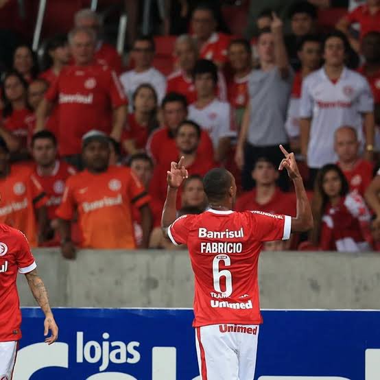 Achamos a foto do Pavón fazendo gestos obscenos pra torcida!! Inacreditável!