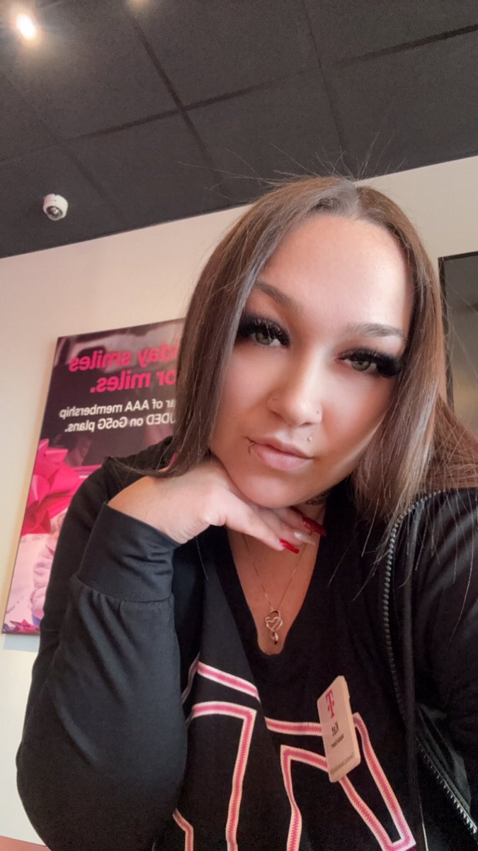 _smokepretty's tweet photo. Your favorite T-Mobile rep 💋 https://t.co/zx8C80vPg9